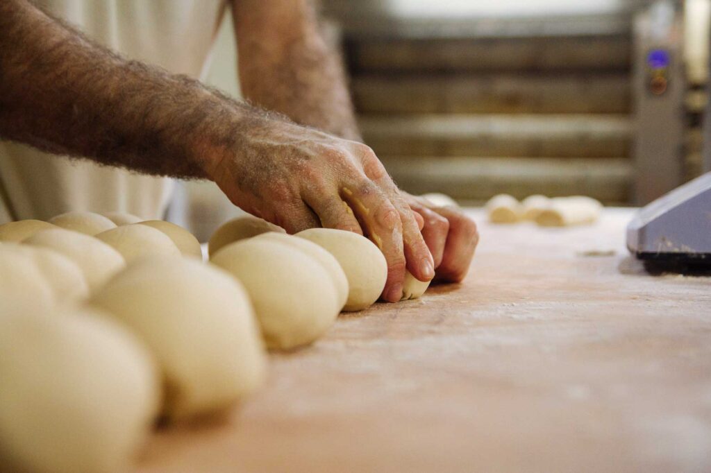 Zubereitung italienischer Brotteig in einer Bäckerei in Centro Italia, mit Tipps für die beste italienische Backerfahrung.