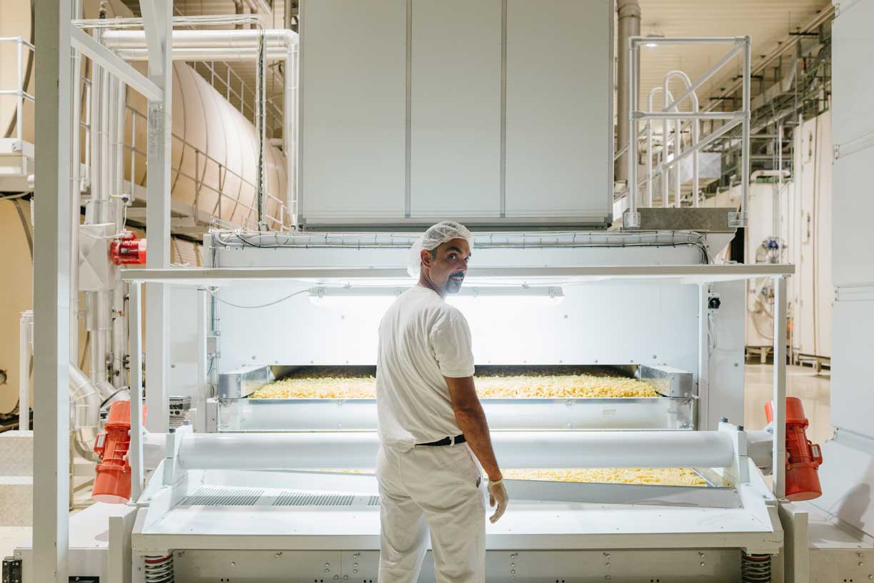 Ein Arbeiter in der La Molisana Produktionsanlage überwacht die Pasta während des Trocknungsprozesses