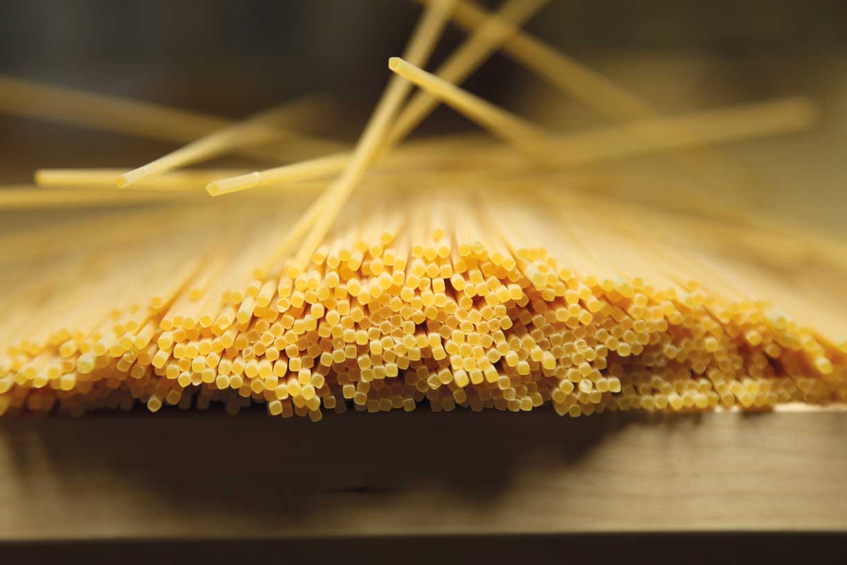 Nahaufnahme von ordentlich angeordneten Spaghetti, bereit zur Verpackung bei La Molisana
