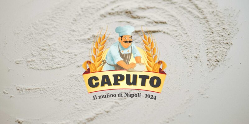 Caputo-Logo, das einen Bäcker mit einem Teig zeigt, umrahmt von Weizenähren, auf einem Hintergrund aus Mehl. Caputo ist bekannt als ‘Il mulino di Napoli’ und wurde 1924 gegründet