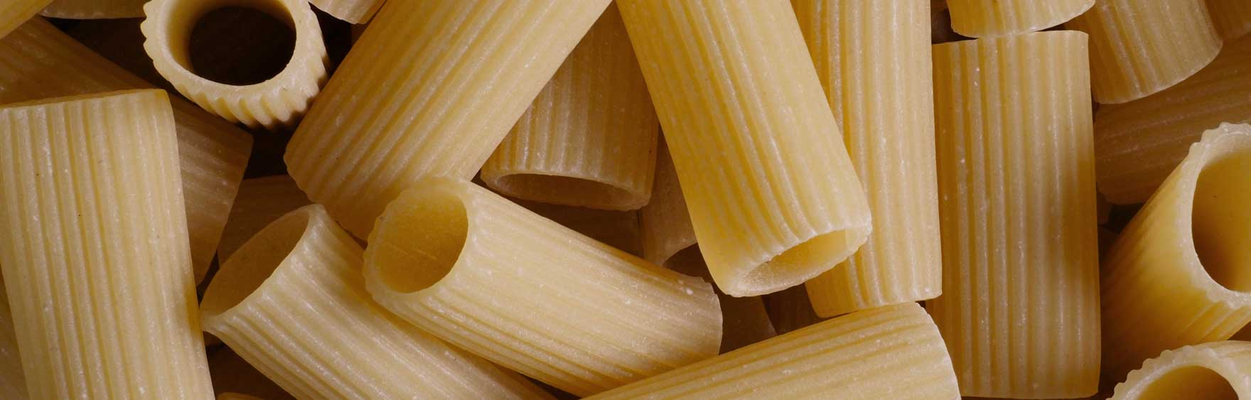 Nahaufnahme von Pastificio Gentile Rigatoni, einer traditionellen italienischen Pasta aus Gragnano, Neapel. Die Seite auf der Centro Italia-Website widmet sich diesem renommierten Pasta-Hersteller, der für seine hochwertige Pasta-Kunst seit 1876 bekannt ist