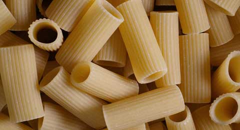 Nahaufnahme von Pastificio Gentile Rigatoni, einer traditionellen italienischen Pasta aus Gragnano, Neapel. Die Seite auf der Centro Italia-Website widmet sich diesem renommierten Pasta-Hersteller, der für seine hochwertige Pasta-Kunst seit 1876 bekannt ist