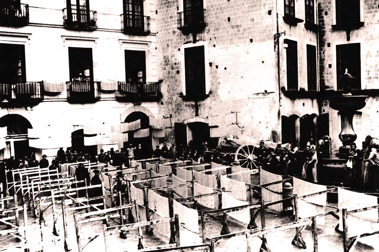 Historisches Bild der Trocknung von Pasta im Freien bei Pastificio Gentile, einem traditionellen Pastahersteller in Gragnano, Neapel
