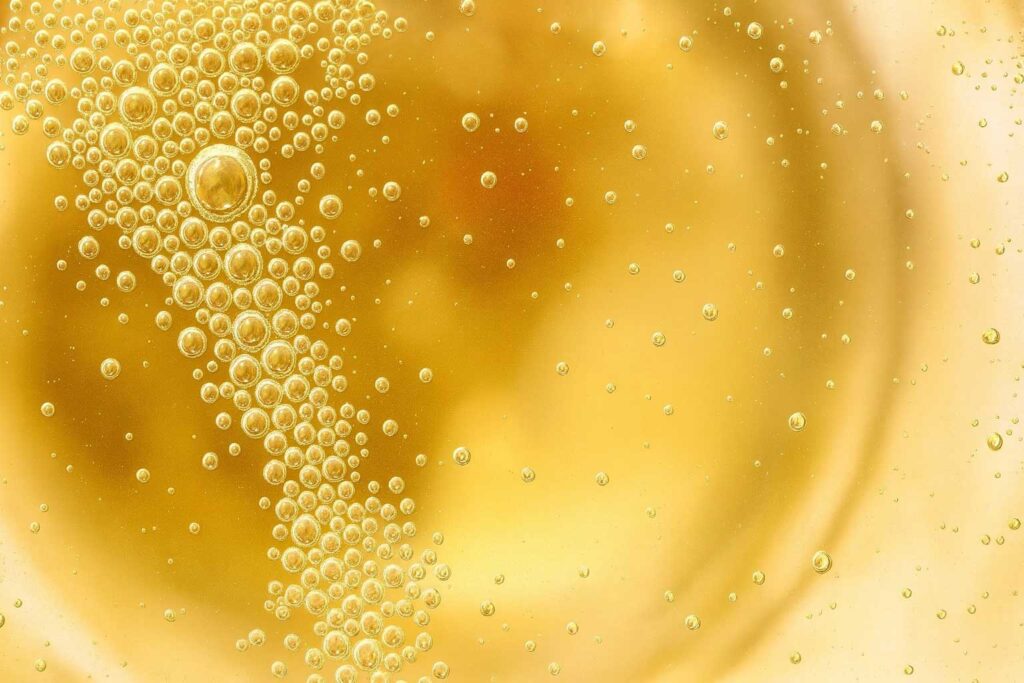 Feinperlige Bläschen im Glas – die charakteristische elegante Perlage eines Franciacorta, Symbol für höchste Qualität italienischen Schaumweins
