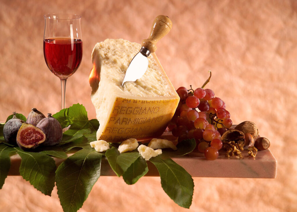 Parmigiano Reggiano Käse mit Rotwein, Feigen, Trauben und Nüssen – die perfekte Kombination italienischer Aromen.