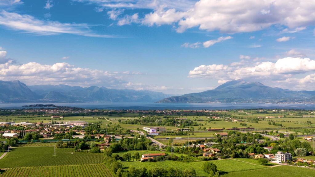 Panoramablick auf den Gardasee und seine umliegenden Weinberge, die die Heimat des berühmten Lugana-Weißweins sind