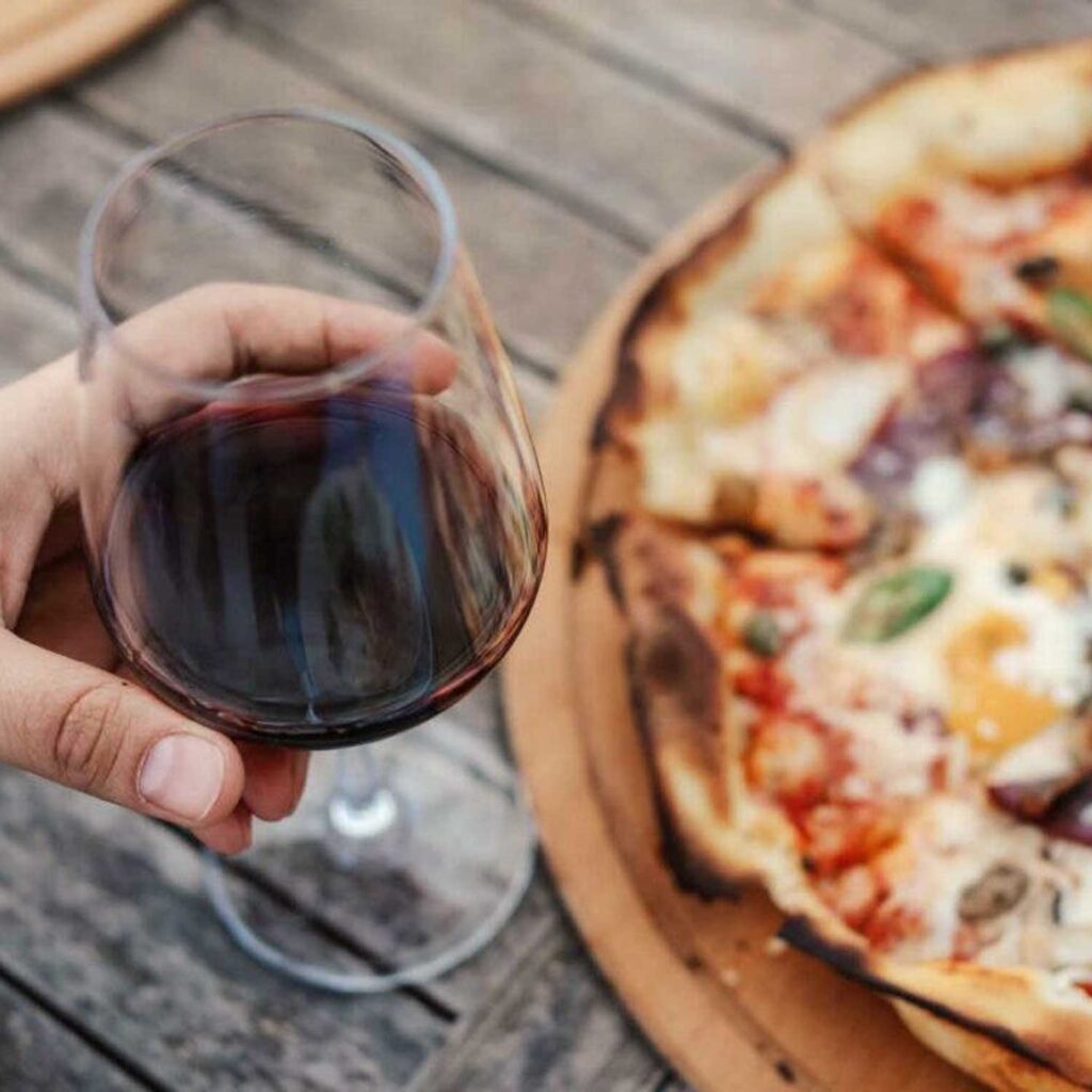 Pizza und Wein: Die perfekte Kombination für Genießer