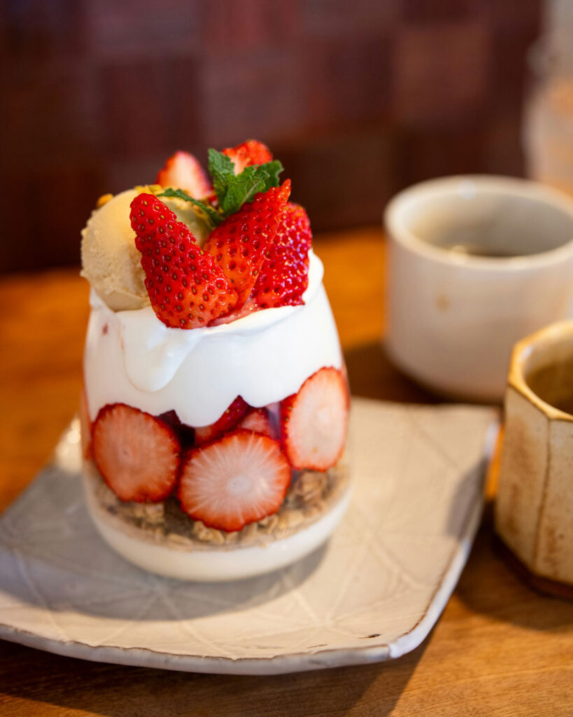 Modernes Erdbeer-Tiramisu im Glas mit Mascarponecreme, frischen Erdbeeren, Knuspermüsli und Minze – kreative Variante des italienischen Klassikers.