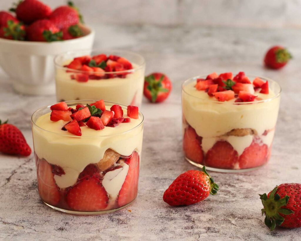 Köstliches Erdbeer-Tiramisu in kleinen Gläsern, geschichtet mit frischen Erdbeeren, Mascarponecreme und Löffelbiskuits. Ein sommerlicher Twist des italienischen Dessertklassikers.