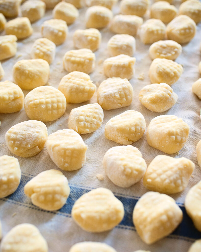 Selbstgemachte Gnocchi auf einem Küchentuch – italienische Tradition in der Zubereitung von Pasta mit Kartoffeln.