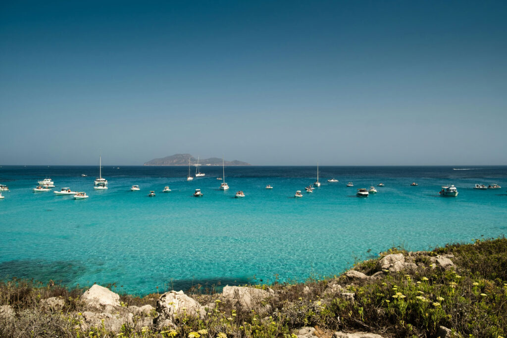 Türkisblaue Küste vor der Insel Favignana – mediterrane Schönheit in der Nähe von Marsala.