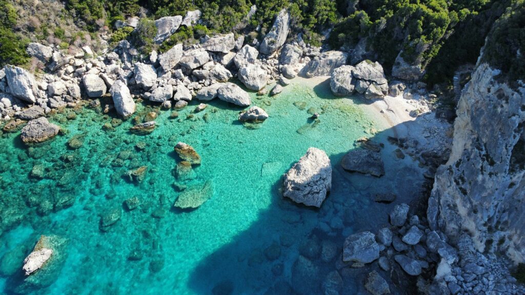 Kristallklares Meer und felsige Bucht an der Küste Siziliens – mediterrane Inspiration des Pesto alla Siciliana