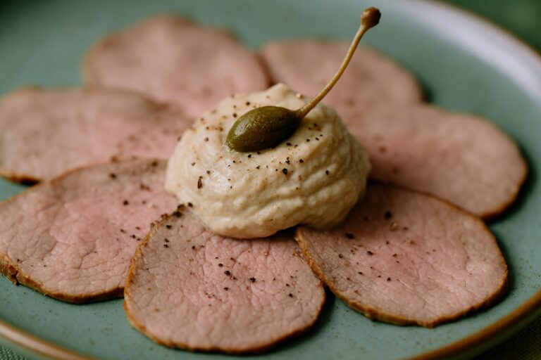 Vitello Tonnato, Zartes Kalbfleisch mit cremiger Thunfischsauce ... Vitello Tonnato, Zartes Kalbfleisch mit cremiger Thunfischsauce ...
