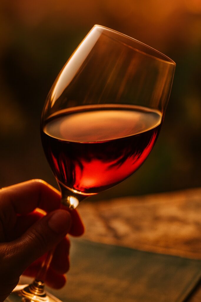 Nahaufnahme eines Bardolino-Rosé-Weinglases im Sonnenuntergang – warme Reflexionen und Aromenvielfalt
