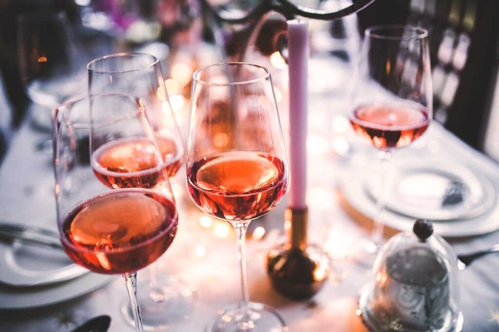 Elegante Weingläser mit Bardolino Chiaretto auf einem festlich gedeckten Tisch – Genussmoment mit italienischem Roséwein.