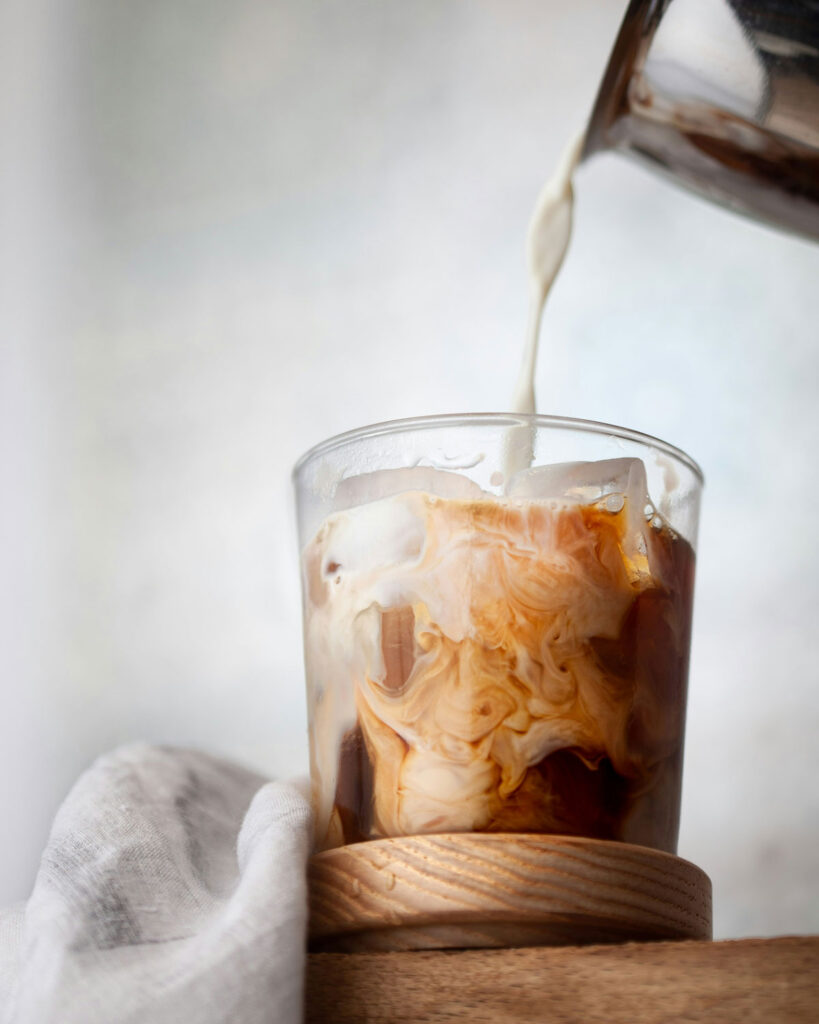 Kalter Cappuccino mit Eiswürfeln und eindrucksvoller Milchwirbeloptik – die sommerliche Variante des Klassikers.