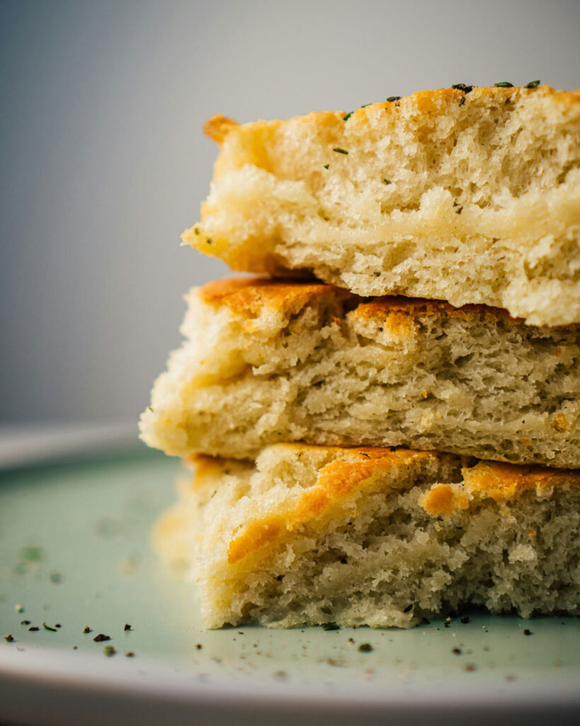 Nahaufnahme von fluffiger, goldbrauner Focaccia in mehreren Schichten aufgetürmt