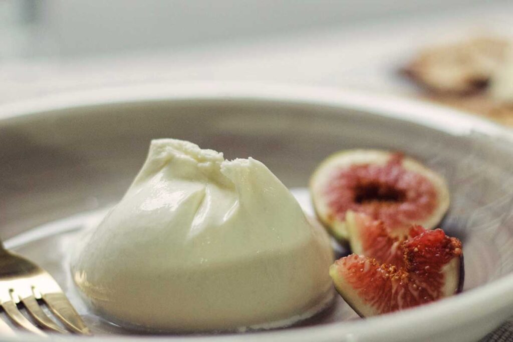 Cremige Burrata Mozzarella mit frischen Feigen – edle Vorspeise mit Mozzarella aus Italien.
