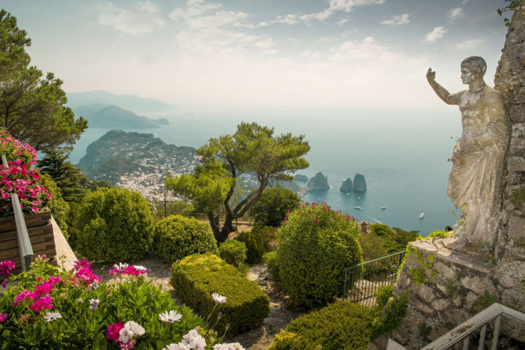 Panoramablick von Monte Solaro auf Capri mit Blick auf das Meer und die Faraglioni-Felsen – Inspiration für die mediterrane Küche.
