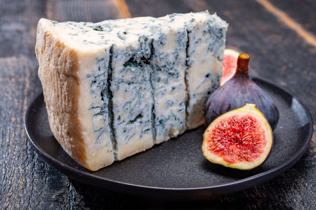 Kräftiger Gorgonzola auf einem Teller, kombiniert mit frischen Feigen – süß-pikante Genusskombination.
