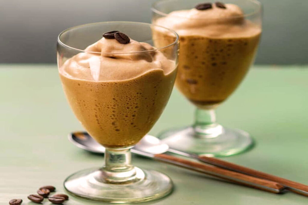 Italienischer Spumone al Caffè in klassischen Gläsern, gekrönt mit ganzen Kaffeebohnen – cremig, aromatisch und erfrischend.