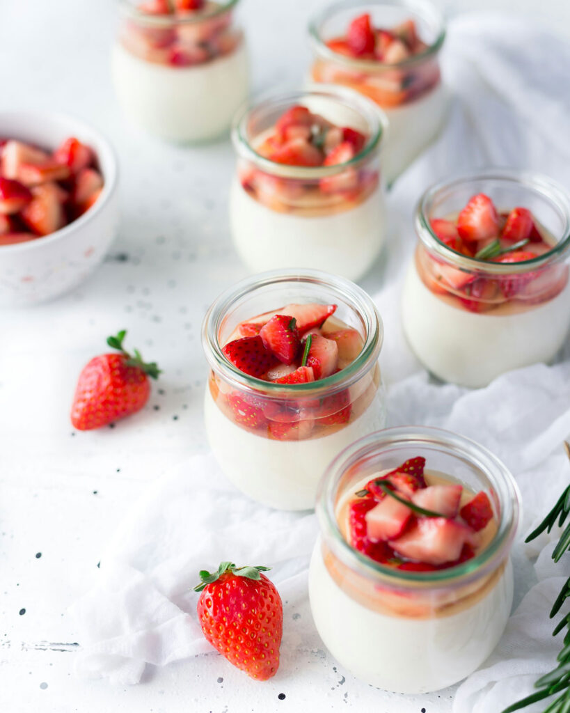 Hausgemachte Panna Cotta im Glas, garniert mit frischen Erdbeeren – ein cremiges italienisches Dessert mit fruchtiger Note.