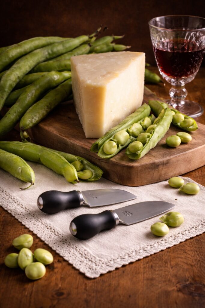Pecorino Romano mit frischen Favabohnen und Rotwein – traditioneller Frühlingsgenuss aus Latium, serviert auf rustikalem Holztisch.