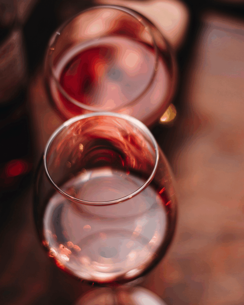 Zwei Gläser Amarone della Valpolicella in warmem Licht – eleganter Genussmoment für besondere Abende.