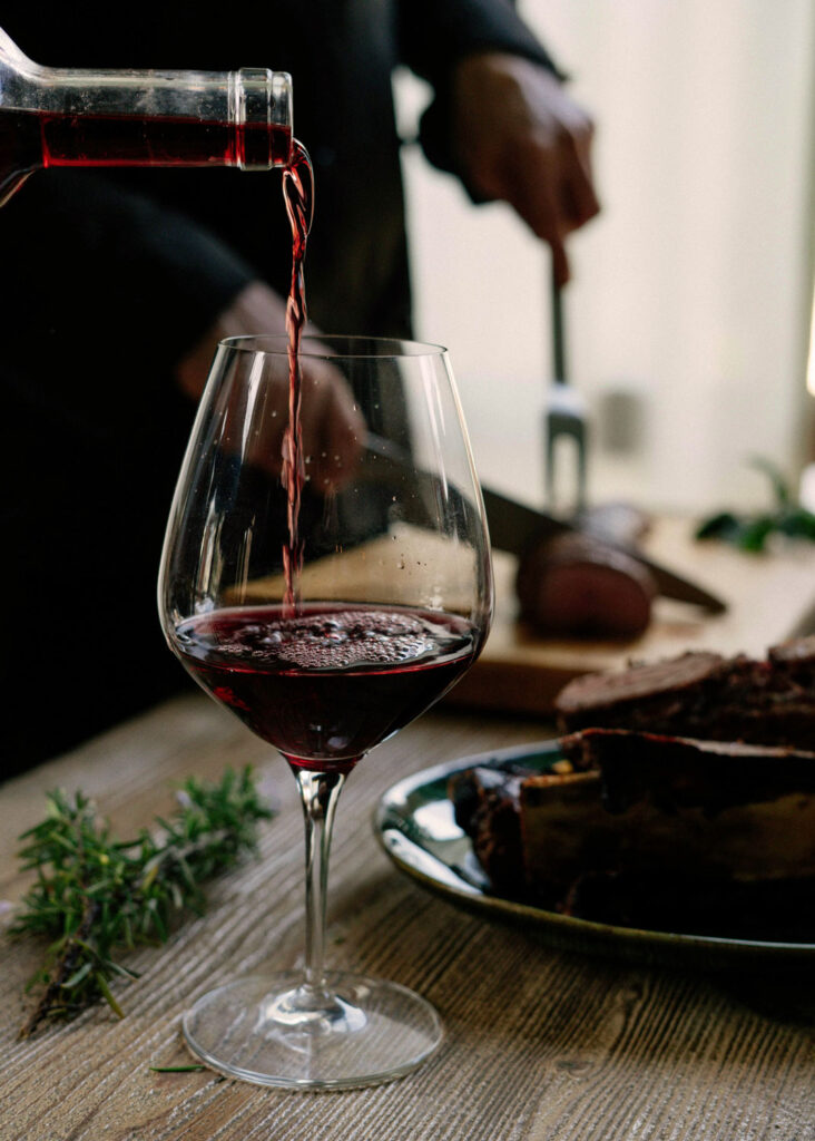 Ein Glas Amarone wird eingeschenkt – idealer Begleiter zu Schmorgerichten und Wild.