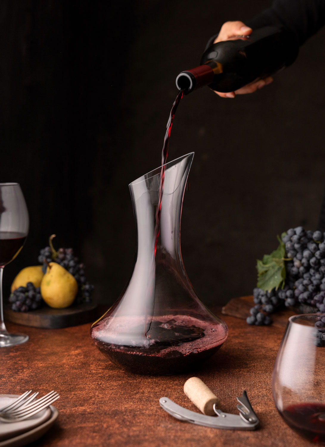 Eleganter roter Barolo wird in eine Kristallkaraffe dekantiert – Symbol für die edle Reifung und Tiefe dieses Weines aus dem Piemont.