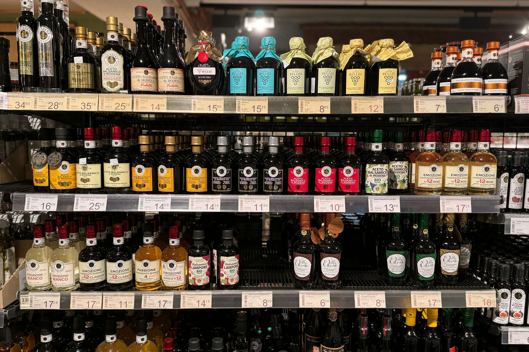 Regal mit hochwertigen italienischen Balsamico-Essigen, Aceto di Modena und Bio-Varianten bei Centro Italia – hochwertige Lebensmittel online kaufen bei Centro Italia