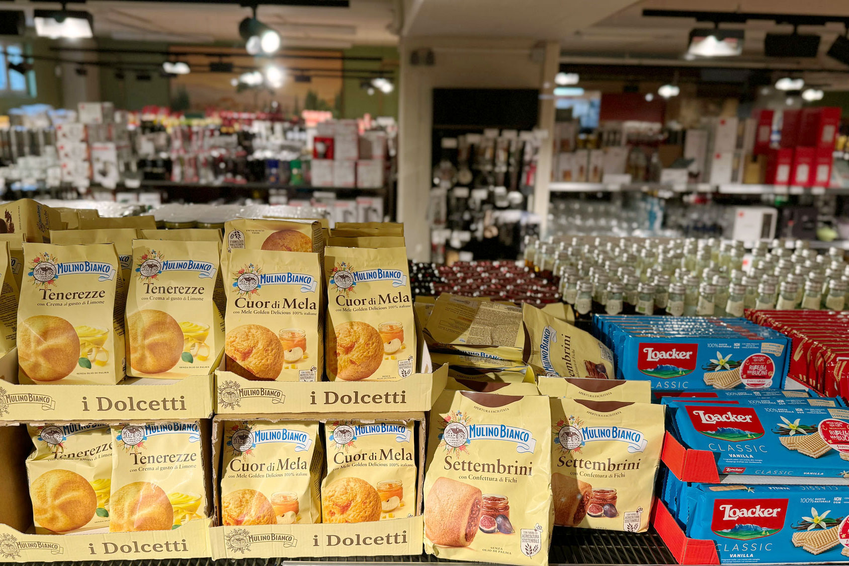 Italienische Süßwaren im Regal: Mulino Bianco Kekse und Loacker Waffeln bei Centro Italia – original italienische Lebensmittel online kaufen bei Centro Italia