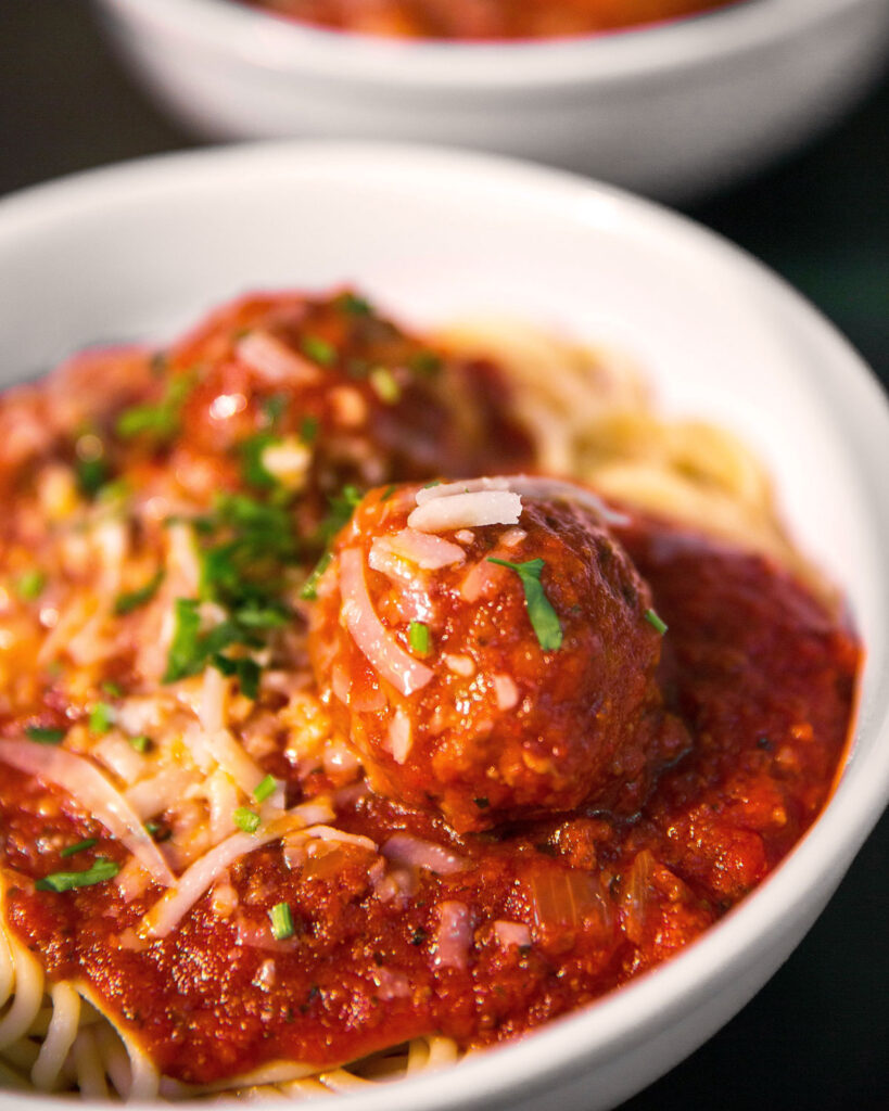 Spaghetti mit Tomatensauce und saftigen Fleischbällchen, inspiriert von italienischer Küche – auch als Airfryer-Rezept möglich