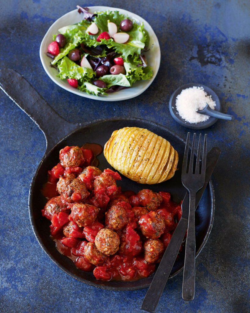 Italienische Fleischbällchen in Tomatensauce mit Fächerkartoffel und Beilagensalat – inspiriert für Heißluftfritteuse-Gerichte