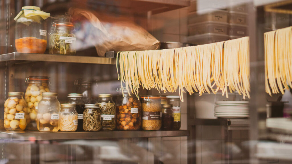 Frisch hergestellte Tagliatelle und eingelegte Spezialitäten – traditionelle italienische Kochkunst, festgehalten als immaterielles UNESCO-Welterbe