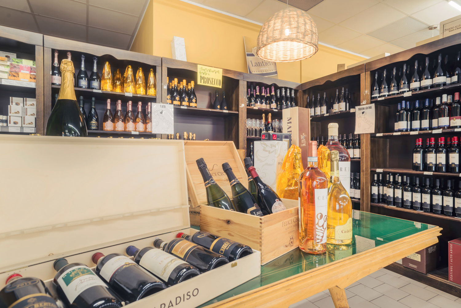 Italienische Weine und Schaumweine im Sortiment eines italienischen Online-Supermarkts mit Filialen in Deutschland.