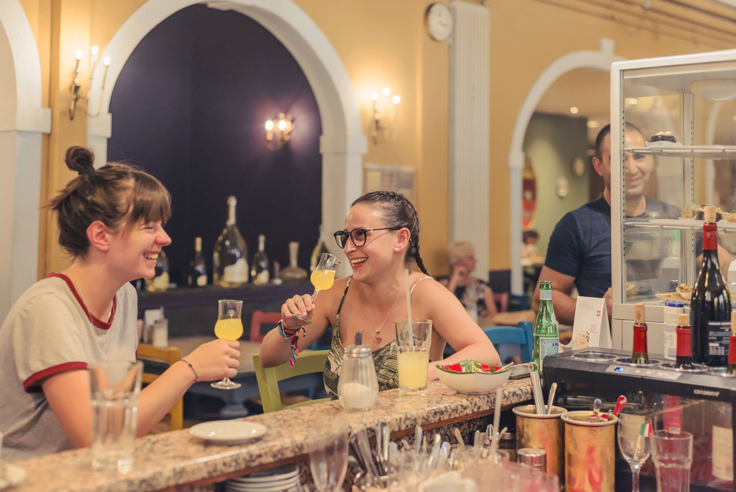 Italienische Trattoria mit Aperitivo-Kultur im Innenbereich eines italienischen Supermarkts