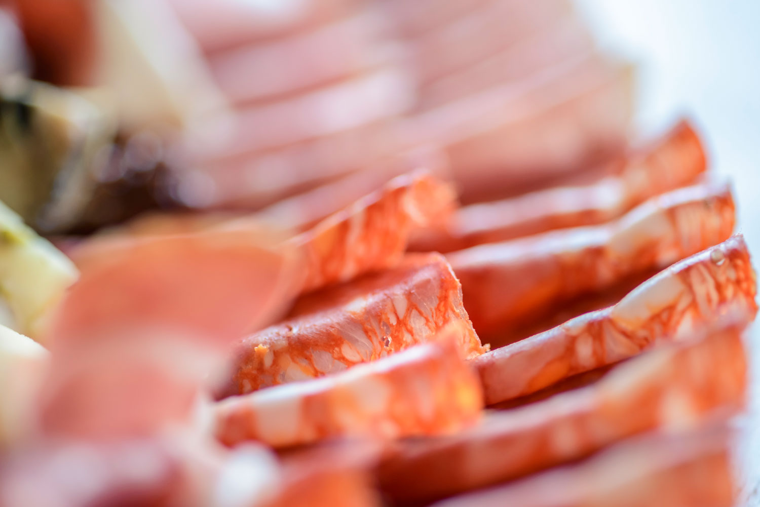 Italienische Salumi und Wurstspezialitäten an der Frischetheke – echte Produkte aus Italien