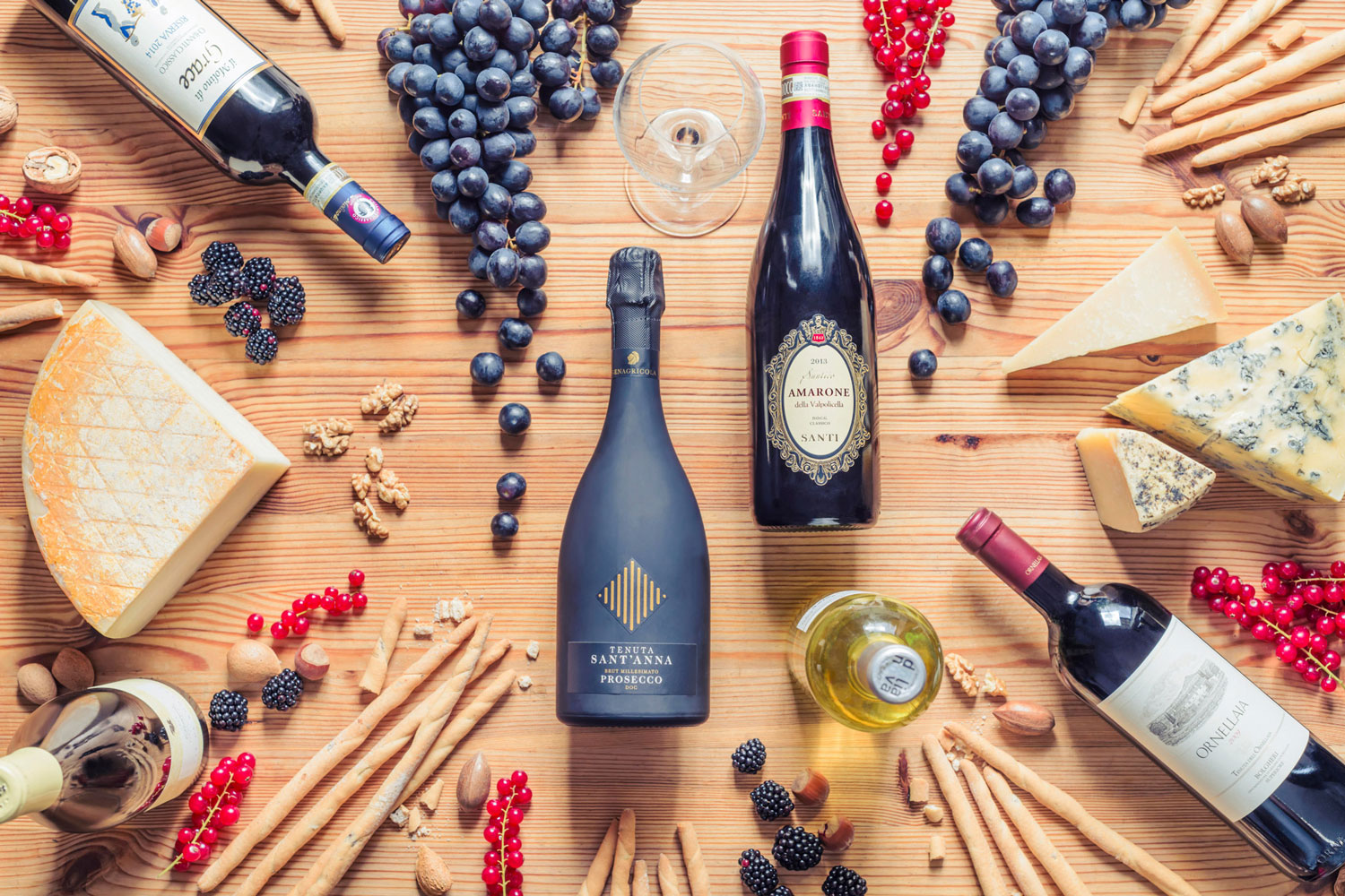 Italienische Weine und Käsespezialitäten – Teil des Sortiments eines italienischen Online-Supermarkts