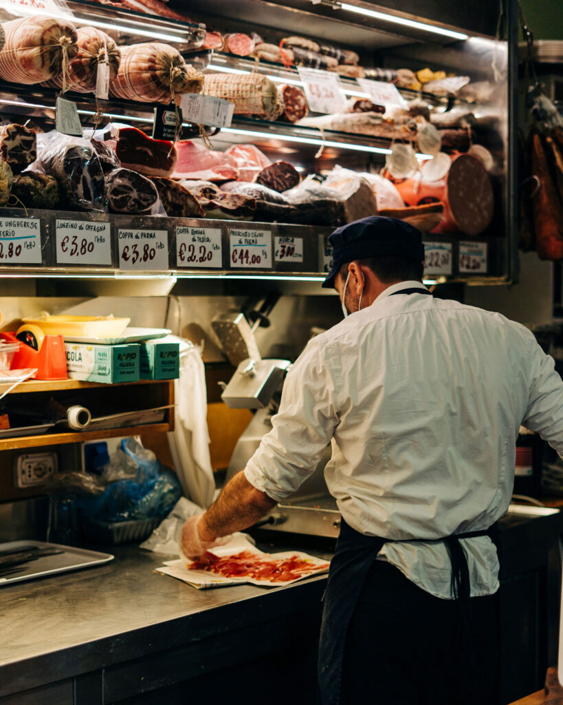 Italienischer Feinkostladen mit großer Auswahl an Salami, Coppa und Prosciutto Crudo – traditionelle Salumeria mit hochwertigen Wurstwaren.