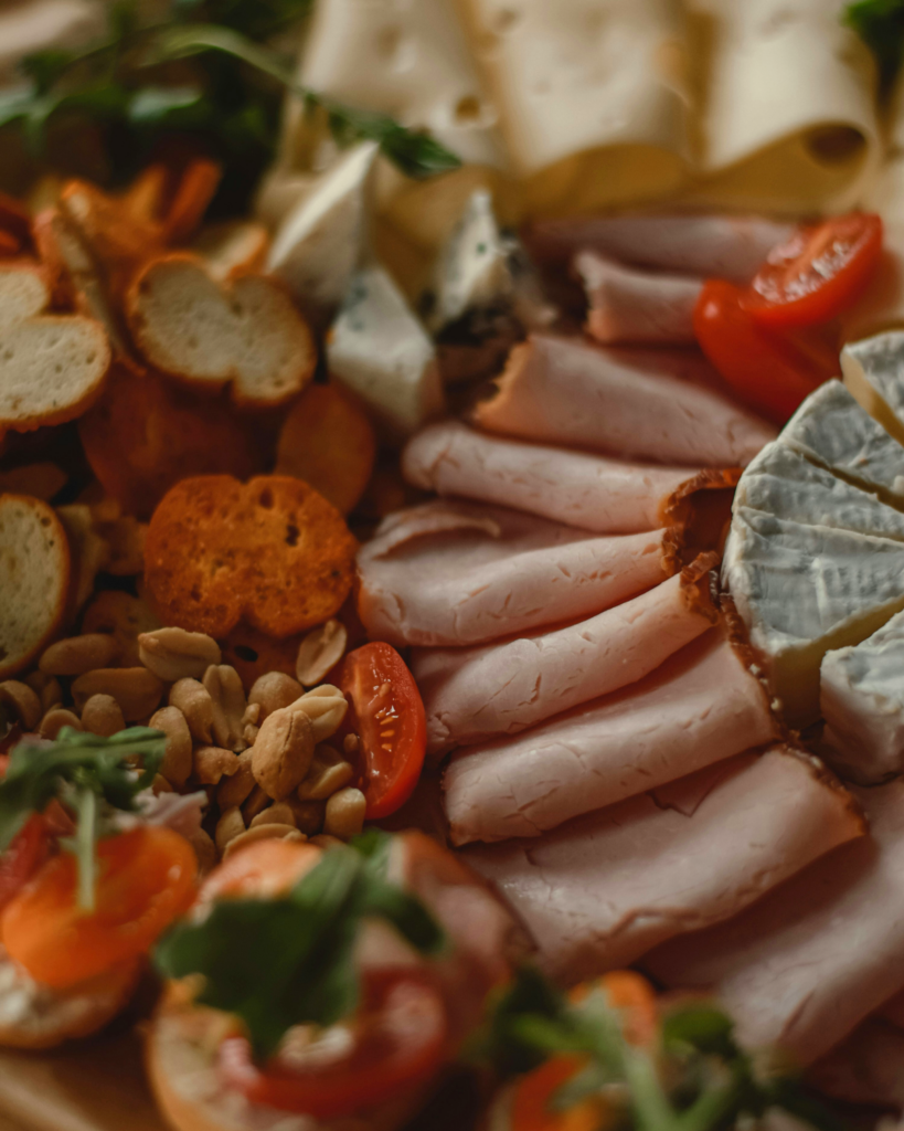 Große italienische Aperitivo-Platte mit Käse, Aufschnitt, Brot, Nüssen und Gemüse – typische Aperitivo Snacks aus Italien.