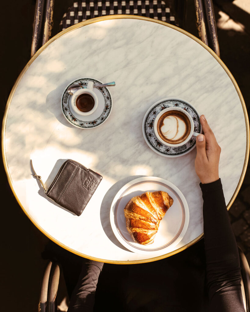 Italienisches Frühstück mit Cornetto und Cappuccino im Café – typische Frühstückskultur in Italien.
