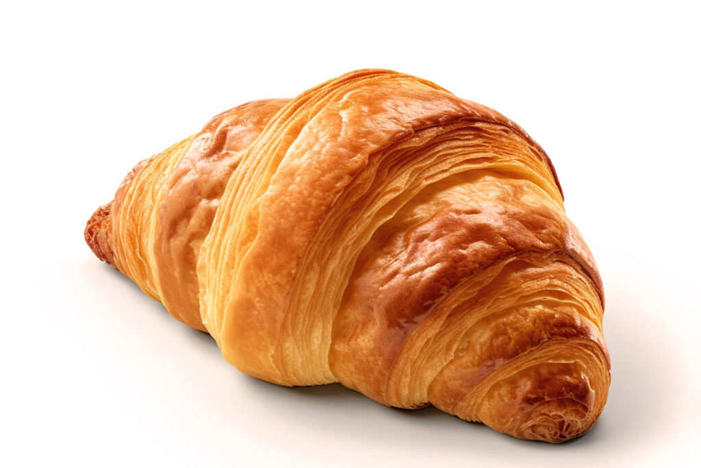 Goldbraunes Cornetto isoliert – traditionelles italienisches Frühstücksgebäck aus Hefeteig.