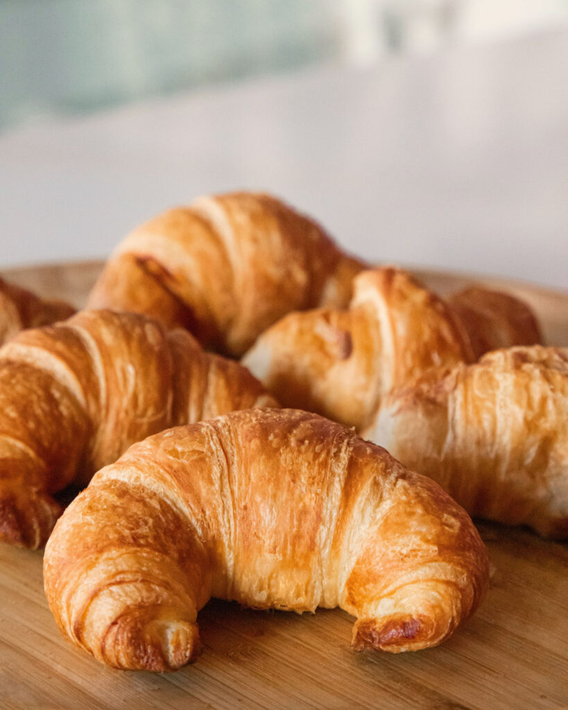 Cornetti auf Holzbrett – typisch italienisches Gebäck für das Frühstück.