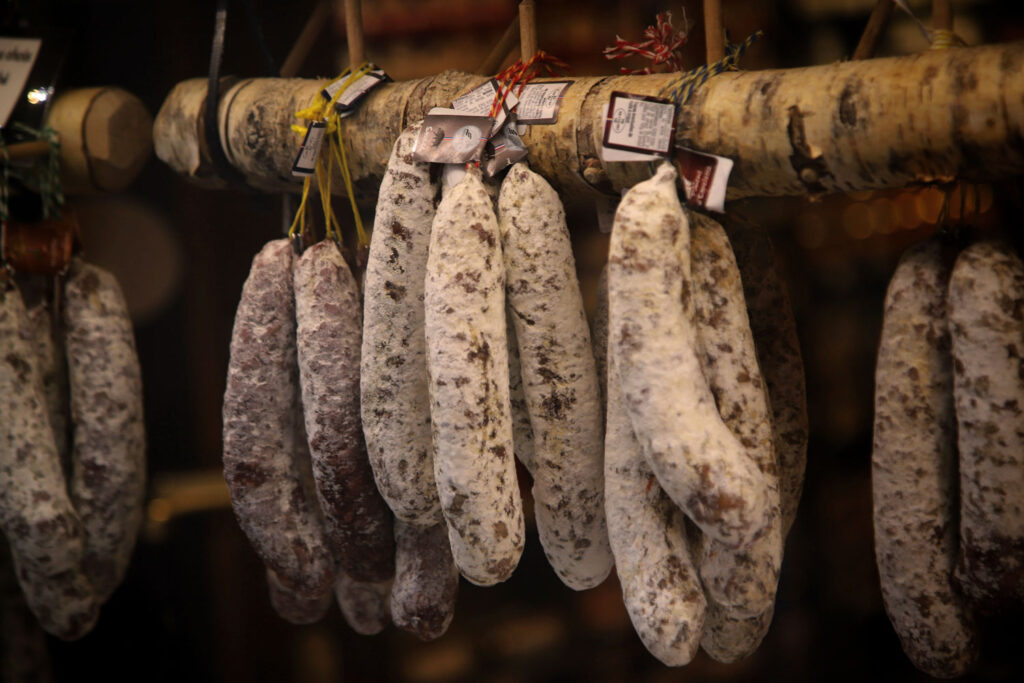 Italienischer Salame in Reifung – luftgetrocknete Rohwürste hängen traditionell zur natürlichen Fermentation und Schimmelreifung