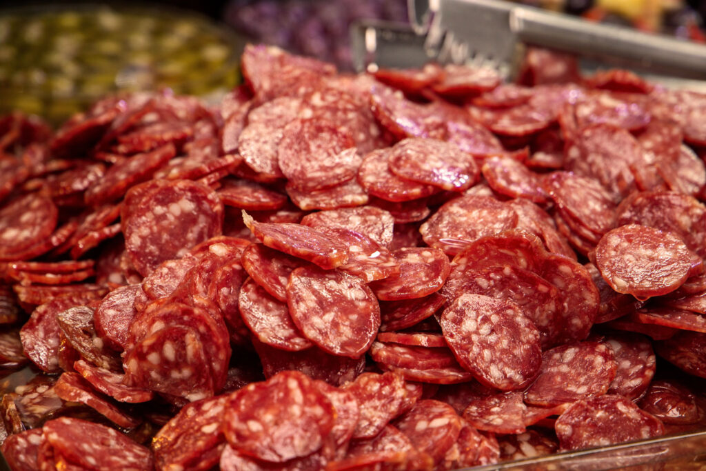Frisch geschnittene Salami Scheiben – italienische Rohwurst Spezialität mit typischer Fettstruktur