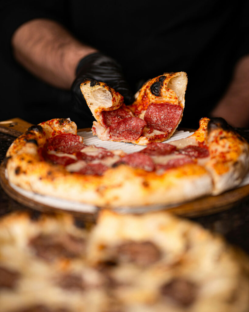 Pizza mit Salami nach italienischer Art – knuspriger Teig mit würziger Rohwurst und geschmolzenem Käse