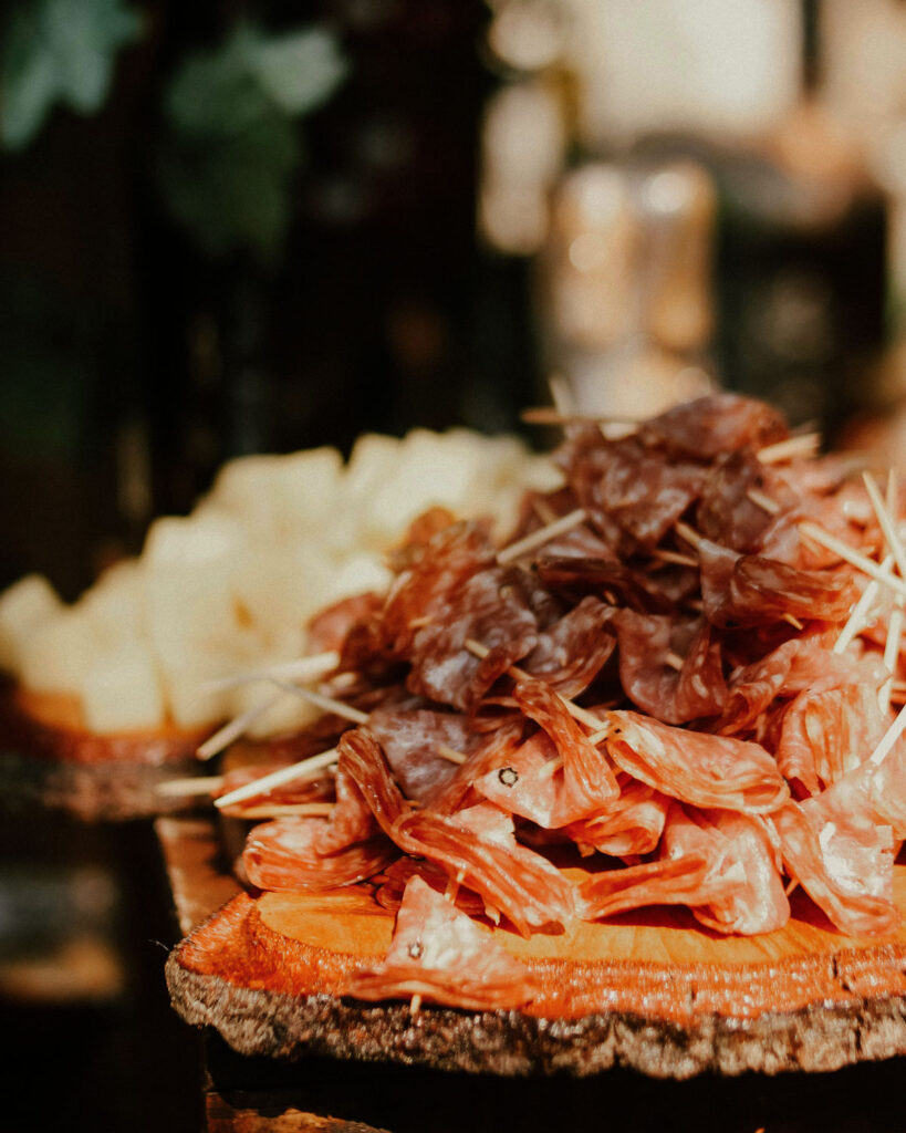 Antipasti Spieße mit Salami und Käse – italienische Vorspeise mit luftgetrockneter Rohwurst