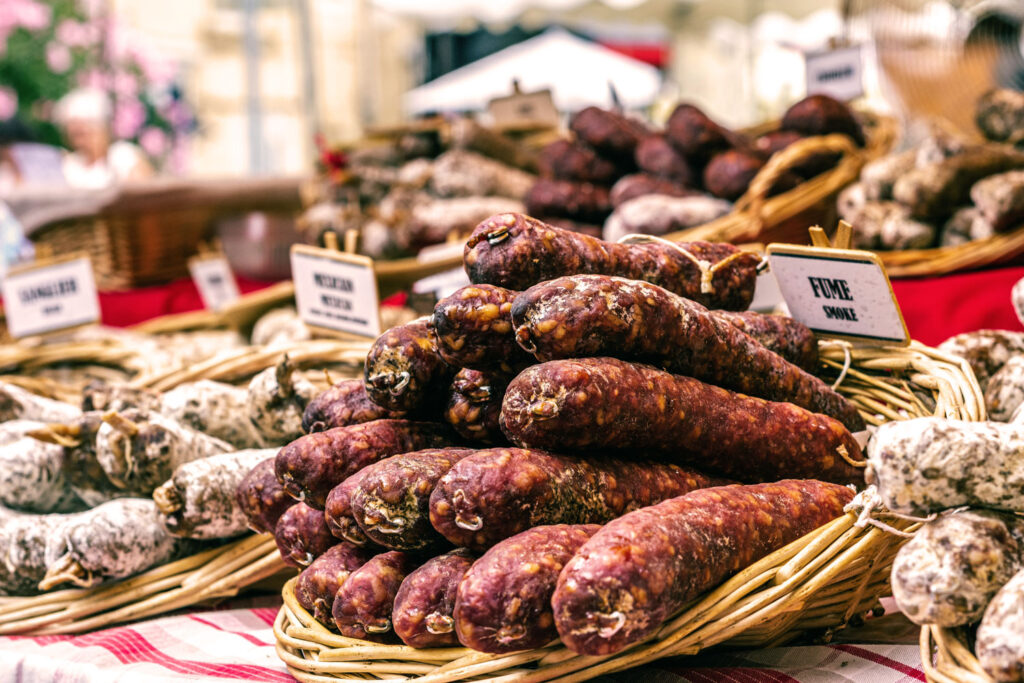 Italienische Salami auf dem Markt – traditionelle luftgetrocknete Rohwürste aus verschiedenen Regionen Italiens