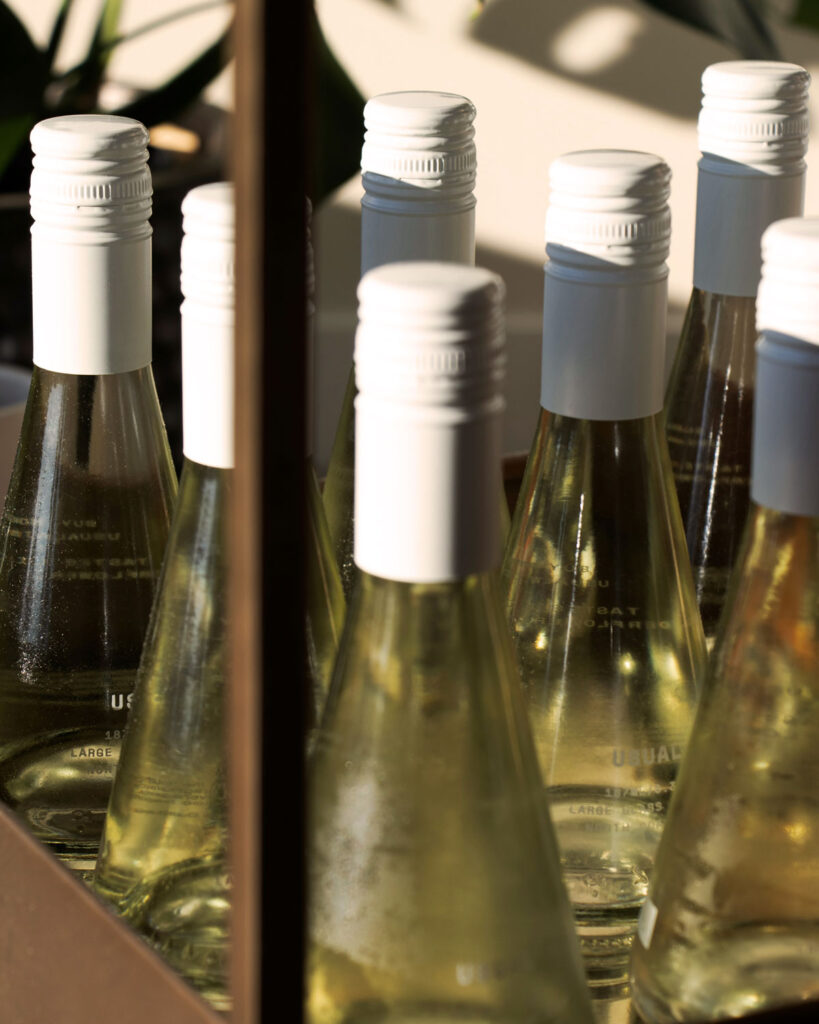 Mehrere Flaschen Weißwein mit Schraubverschluss – moderne Abfüllung von Weißburgunder für frische und aromatische Weine.